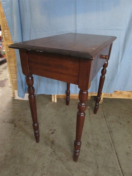 SMALL SOLID WOOD ACCENT TABLE W/DRAWER