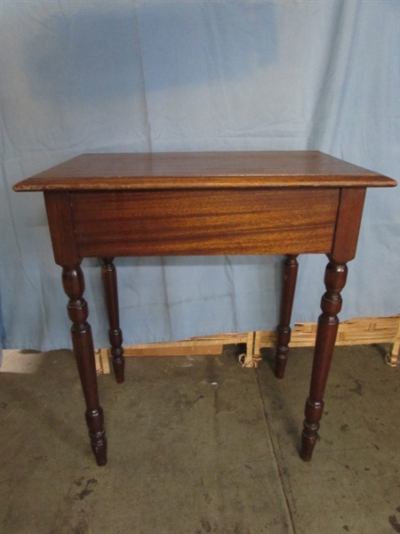 SMALL SOLID WOOD ACCENT TABLE W/DRAWER