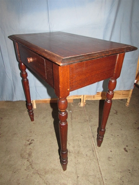 SMALL SOLID WOOD ACCENT TABLE W/DRAWER