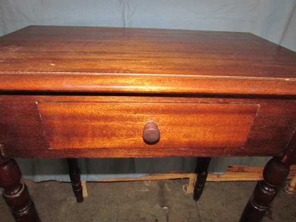 SMALL SOLID WOOD ACCENT TABLE W/DRAWER