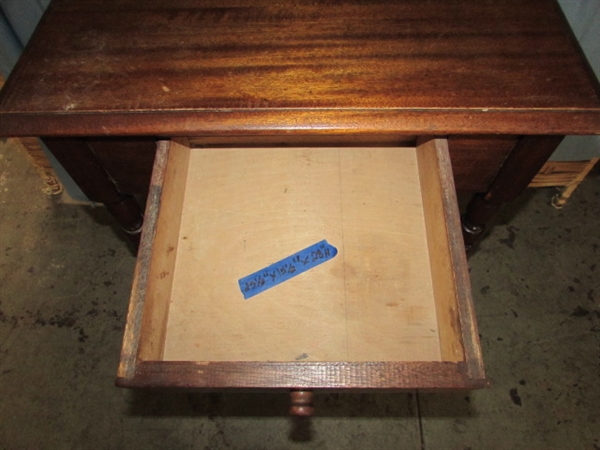 SMALL SOLID WOOD ACCENT TABLE W/DRAWER