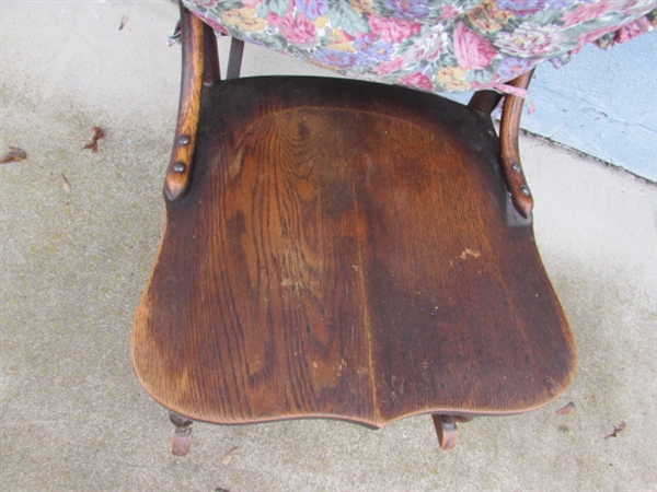 ANTIQUE OAK ROCKING CHAIR & VINTAGE FLOOR LAMP