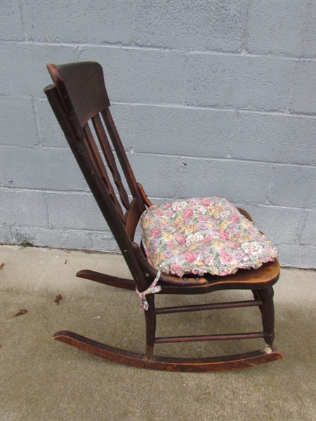 ANTIQUE OAK ROCKING CHAIR & VINTAGE FLOOR LAMP