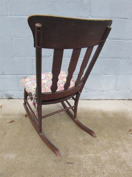 ANTIQUE OAK ROCKING CHAIR & VINTAGE FLOOR LAMP