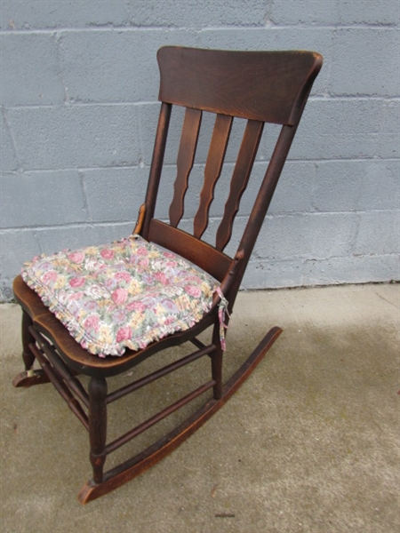 ANTIQUE OAK ROCKING CHAIR & VINTAGE FLOOR LAMP