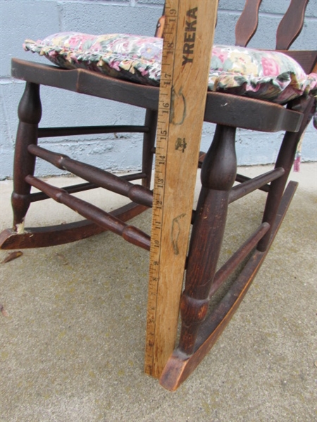 ANTIQUE OAK ROCKING CHAIR & VINTAGE FLOOR LAMP