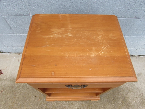 VINTAGE SINGLE DRAWER COLONIAL CRAFT NIGHT STAND