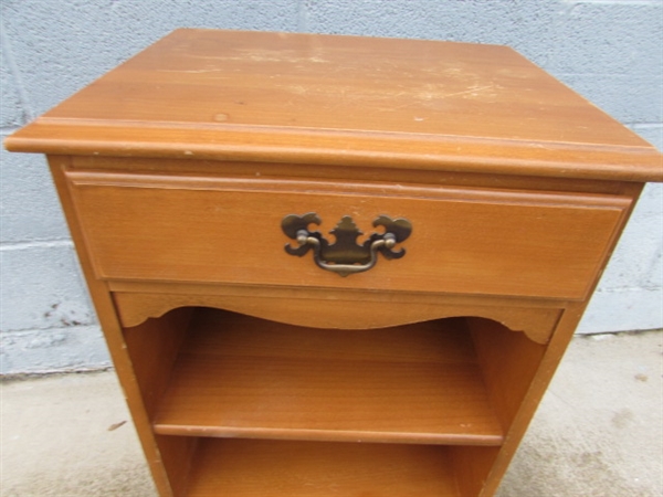 VINTAGE SINGLE DRAWER COLONIAL CRAFT NIGHT STAND