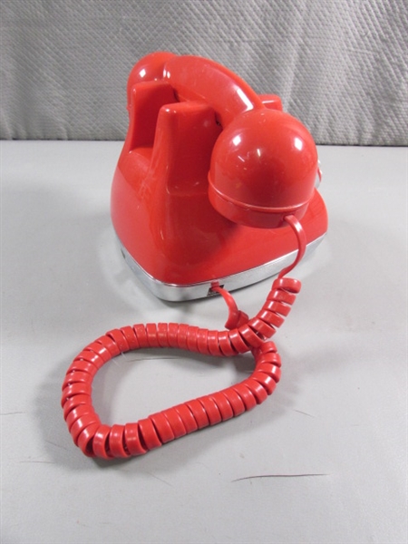 COCA-COLA SNOW DOME PUSH BUTTON PHONE WITH INTERCHANGEABLE HANDSETS