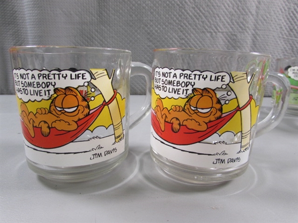 8 VINTAGE 'GARFIELD' MUGS