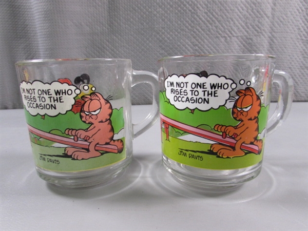 8 VINTAGE 'GARFIELD' MUGS