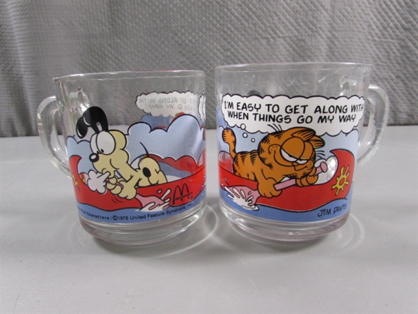 8 VINTAGE 'GARFIELD' MUGS