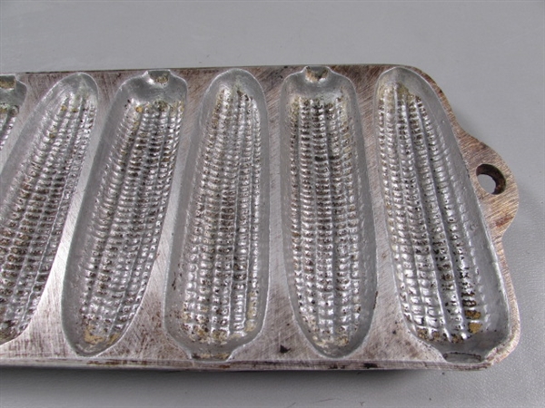 VINTAGE CAST ALUMINUM CORNBREAD PAN