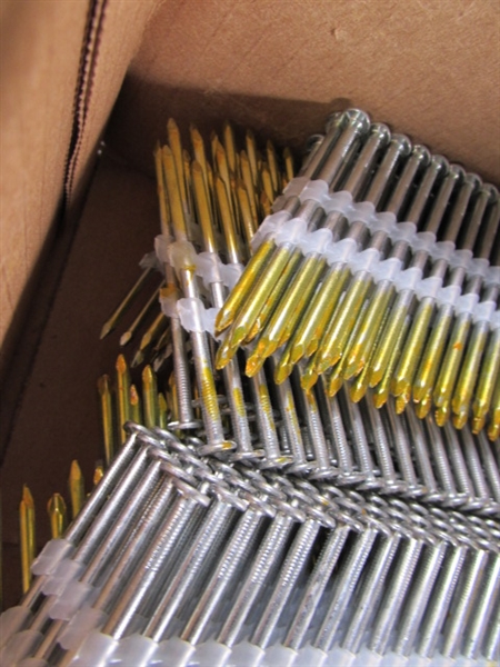 BOX OF SENCO 2 1/2 8D FULL ROUND HEAD GALVANIZED NAILS FOR NAIL GUN - 3/4 FULL