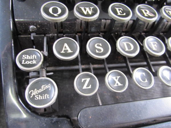 VINTAGE MANUAL CORONA STANDARD TYPEWRITER W/CASE - ENAMELED KEYS