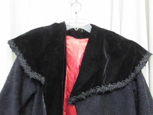 VINTAGE LADIES (SMALL?) WOOL & VELVET COAT