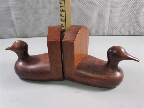 HAND CARVED MAHOGANY DUCK BOOKENDS & DECOR