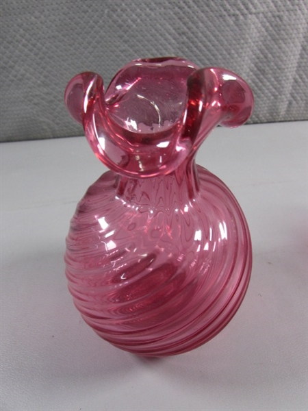 VINTAGE HAND BLOWN CRANBERRY CHALET GLASS VASE & FENTON CREAMER W/CLEAR HANDLE