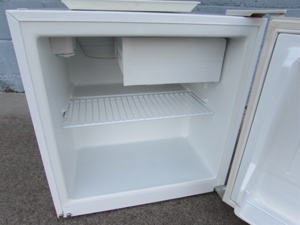 HAIER COMPACT REFRIGERATOR W/FREEZER COMPARTMENT