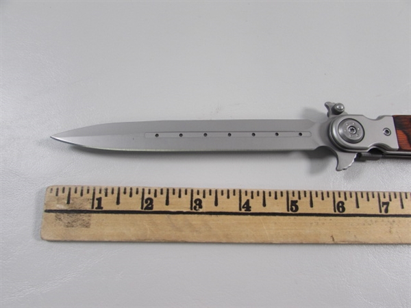 NEW - 7 CLOSED FOLDING KNIFE