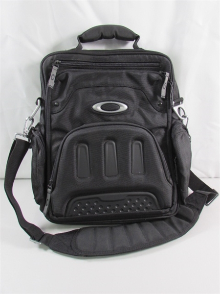 OAKLEY VERTICAL MESSENGER BAG