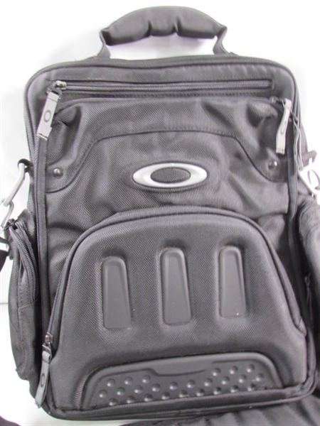 OAKLEY VERTICAL MESSENGER BAG