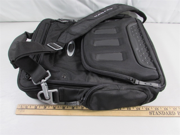 OAKLEY VERTICAL MESSENGER BAG