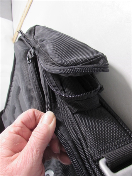 OAKLEY VERTICAL MESSENGER BAG