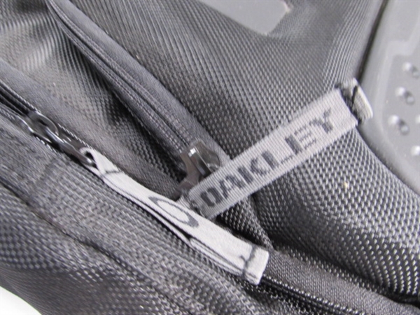 OAKLEY VERTICAL MESSENGER BAG