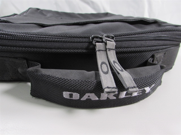 OAKLEY VERTICAL MESSENGER BAG