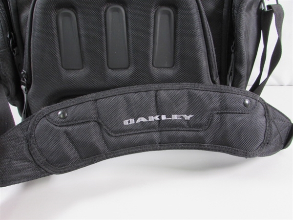 OAKLEY VERTICAL MESSENGER BAG