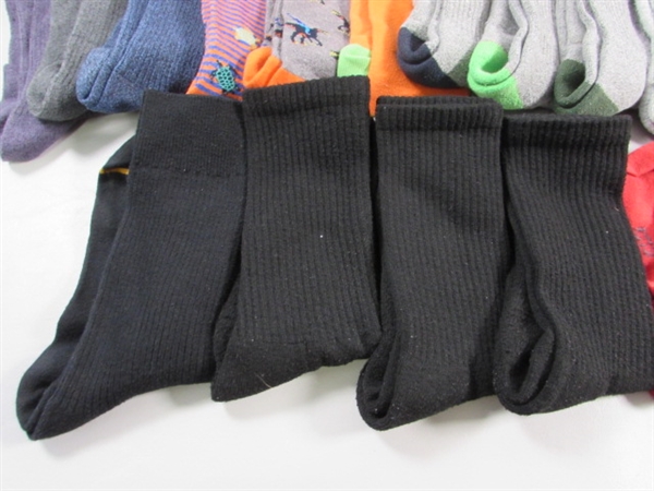 MEN'S CASUAL SHOES (SZ 9-9.5) & SOCKS