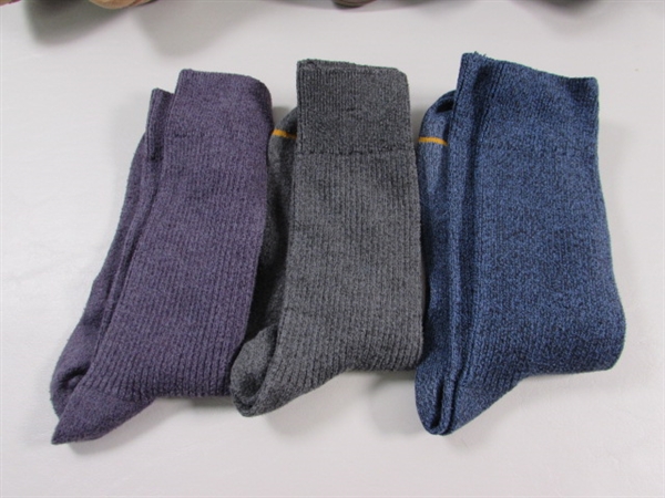 MEN'S CASUAL SHOES (SZ 9-9.5) & SOCKS