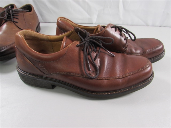 MEN'S ECCO DRESS SHOES - SIZE 8 & SOCKS