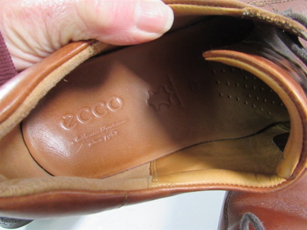 MEN'S ECCO DRESS SHOES - SIZE 8 & SOCKS