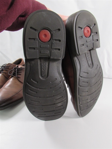 MEN'S ECCO DRESS SHOES - SIZE 8 & SOCKS