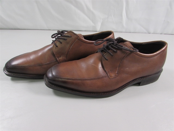 MEN'S ECCO DRESS SHOES - SIZE 8 & SOCKS