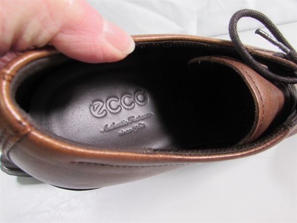 MEN'S ECCO DRESS SHOES - SIZE 8 & SOCKS