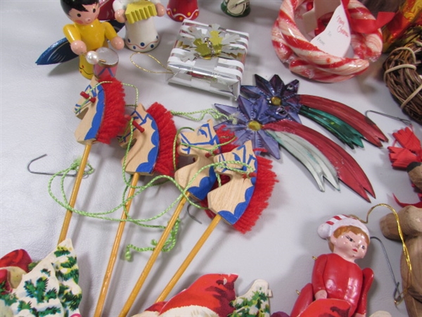 COLLECTION OF VINTAGE CHRISTMAS ORNAMENTS