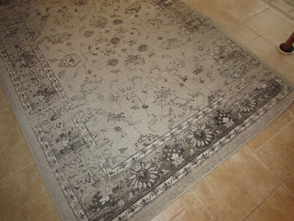 5' X 7' AREA RUG - LIKE NEW