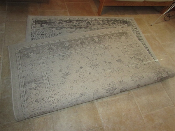 5' X 7' AREA RUG - LIKE NEW