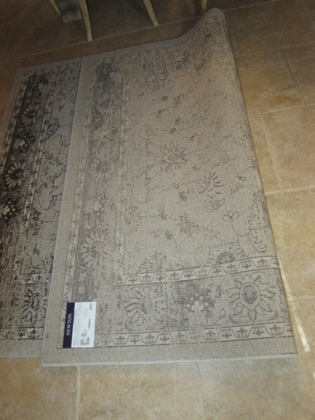 5' X 7' AREA RUG - LIKE NEW