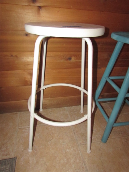 2 BAR STOOLS