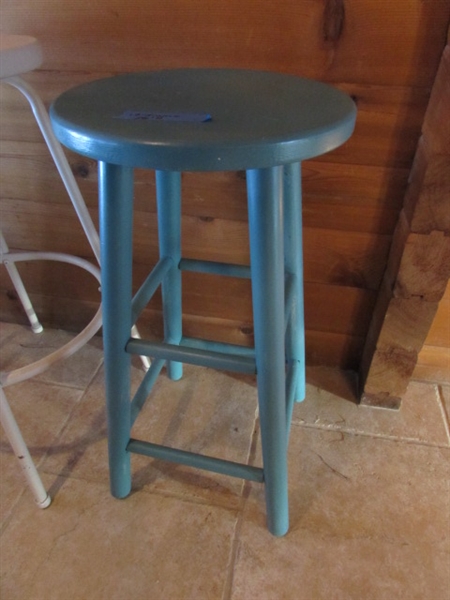 2 BAR STOOLS