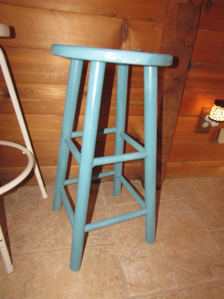 2 BAR STOOLS