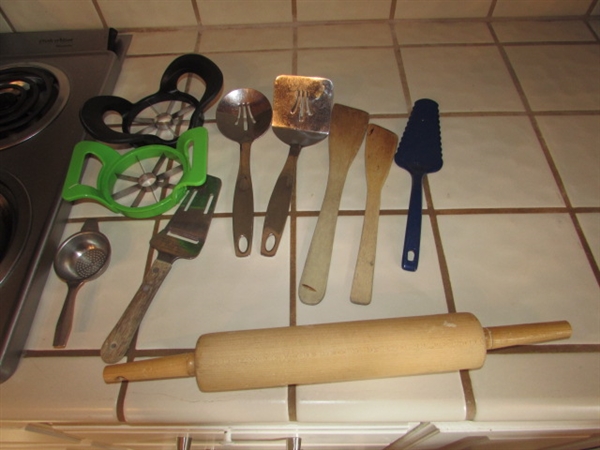 3 DRAWERS OF KITCHEN UTENSILS