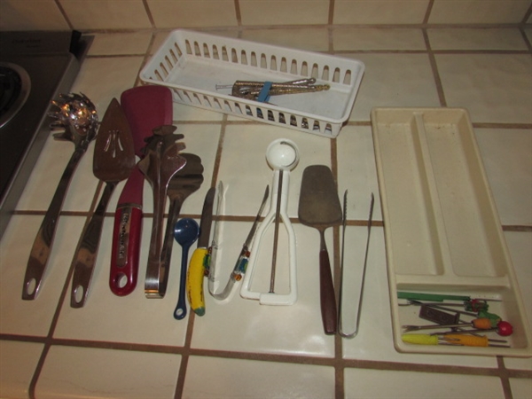 3 DRAWERS OF KITCHEN UTENSILS