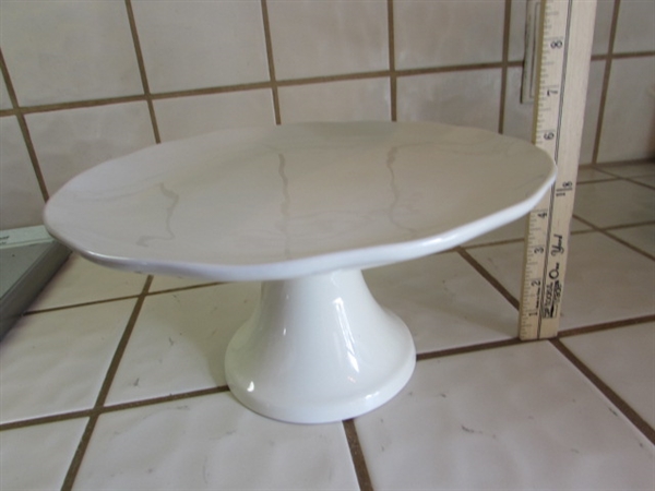 WHITE 'STARBUCKS & POTLUCK CAKE STANDS