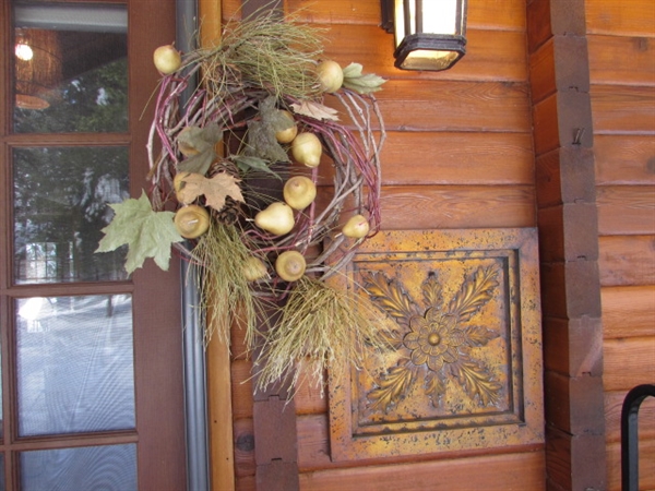 WREATH & METAL WALL ART