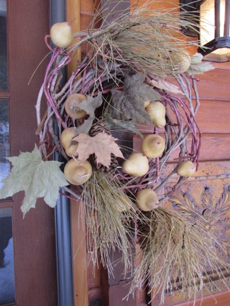 WREATH & METAL WALL ART